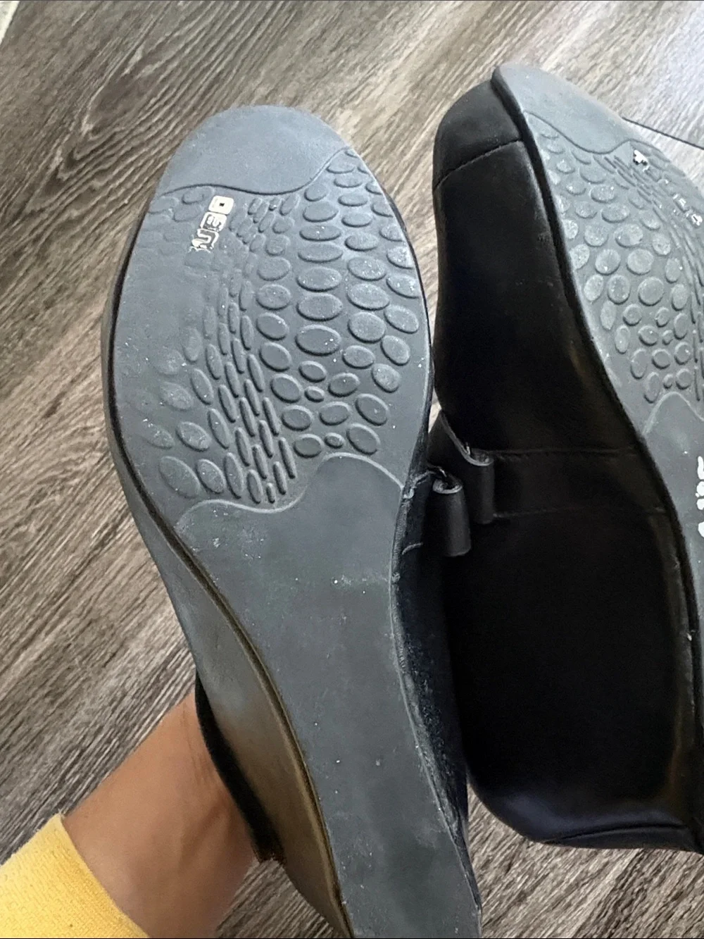 Tsubo Black Mary Jane Wedge Pumps